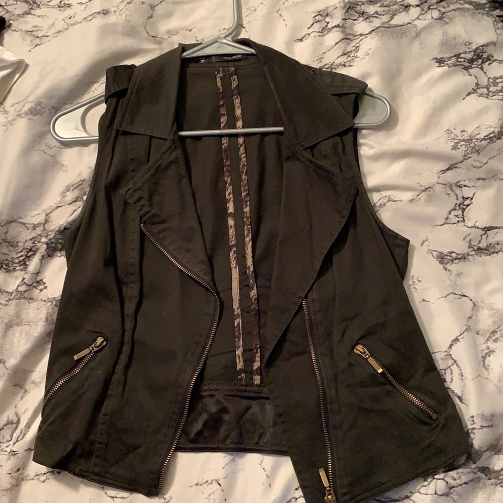 S maurices vest. Color is black/dark green type color